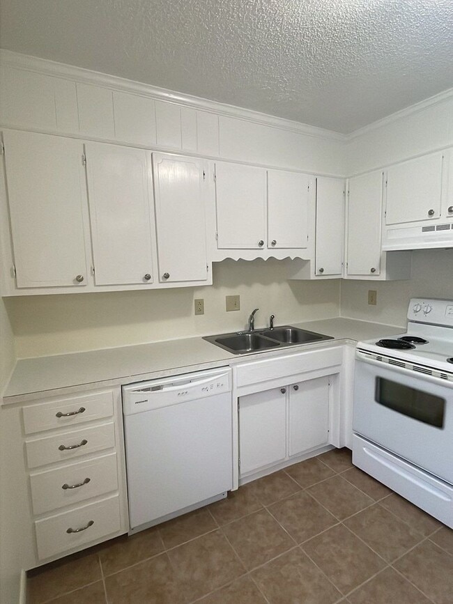 Building Photo - 2 Bedroom in Historical Gallatin!