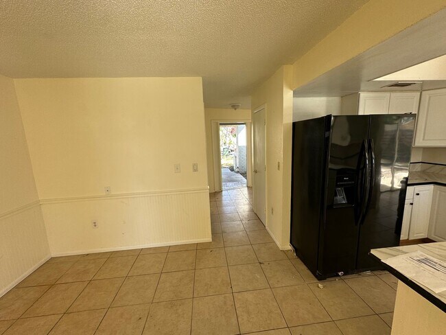 Building Photo - Spacious 4-Bed Pool Home in Gulf Gate East - Available Now!