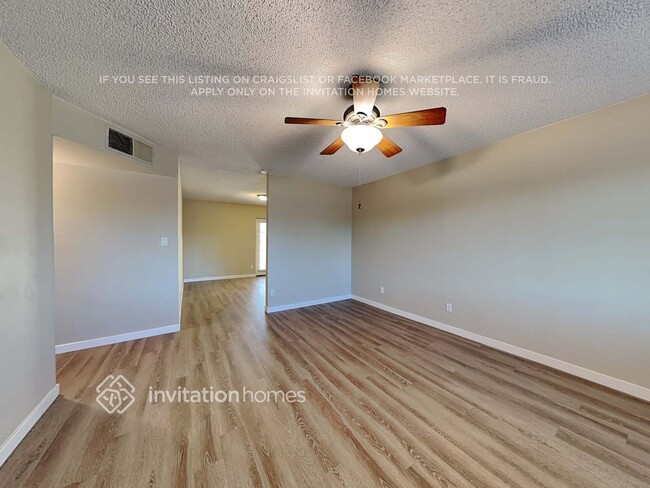 Building Photo - 687 E Del Rio St
