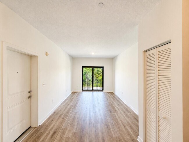 Foto del edificio - 4250 Lakewood Rd