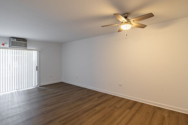 Foto del edificio - Elmhurst Deluxe One Bedroom Apartment