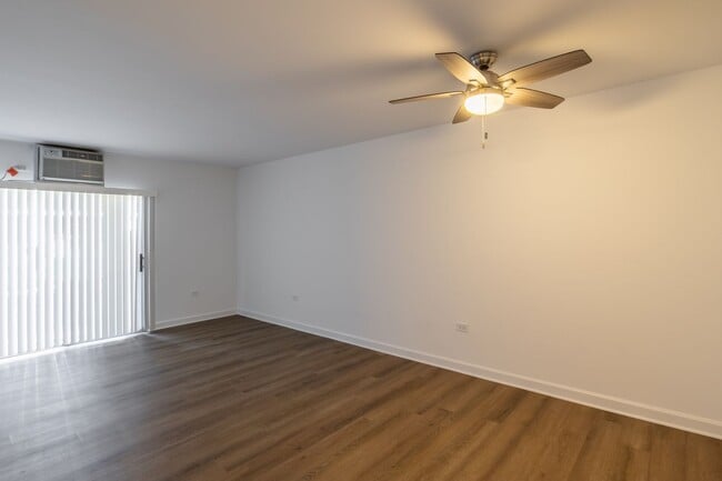 Building Photo - Elmhurst Deluxe One Bedroom Apartment