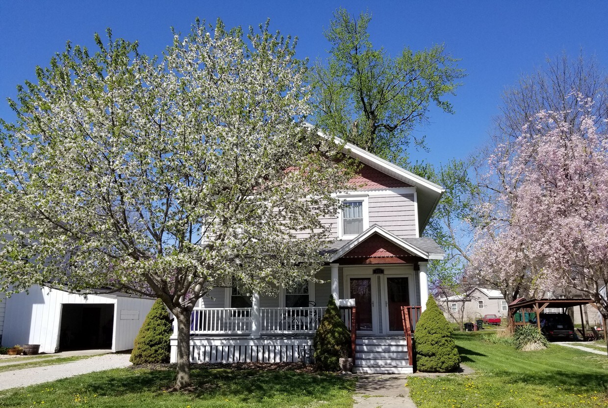 422 S Oak St, Ottawa, KS 66067 Townhome Rentals in Ottawa KS