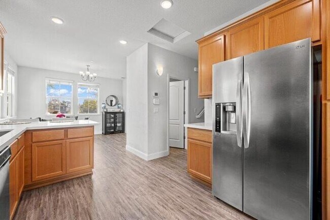 Building Photo - Beautiful Solar 3/2 located in Roseville! Across from Park! Gated Community!