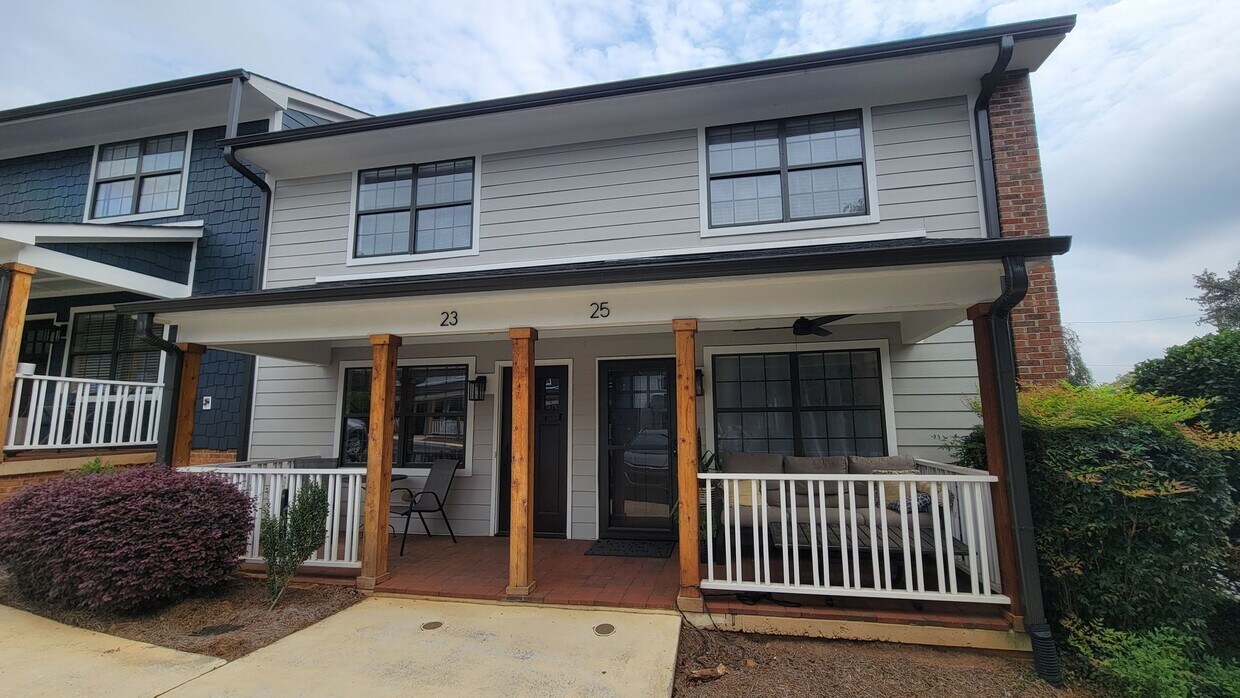 Foto principal - 2 Bed, 1.5 bath Townhome Available in Down...