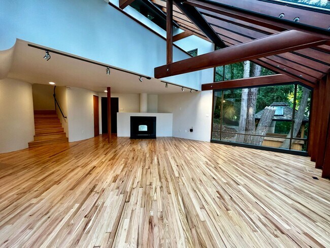 Foto del edificio - Waterfront Luxury Living, Bring Your Boat!