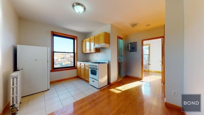Building Photo - 328 E 14th St