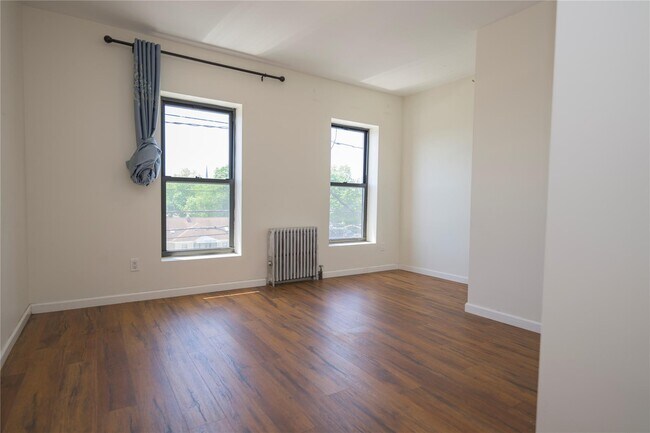 Foto del edificio - 79 Railroad Ave