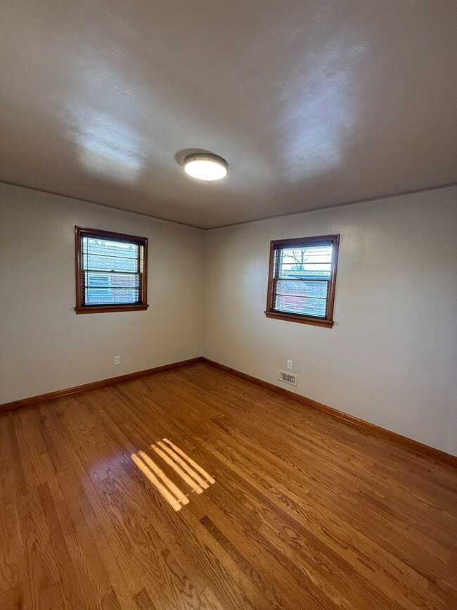 Foto del edificio - 3 Bed/1/5 Bath House with Carport  *Lawncare included in rent*