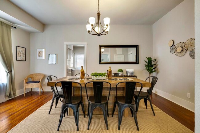 Building Photo - Fully Furnished 3 bedroom 2 bath  for 2 we...