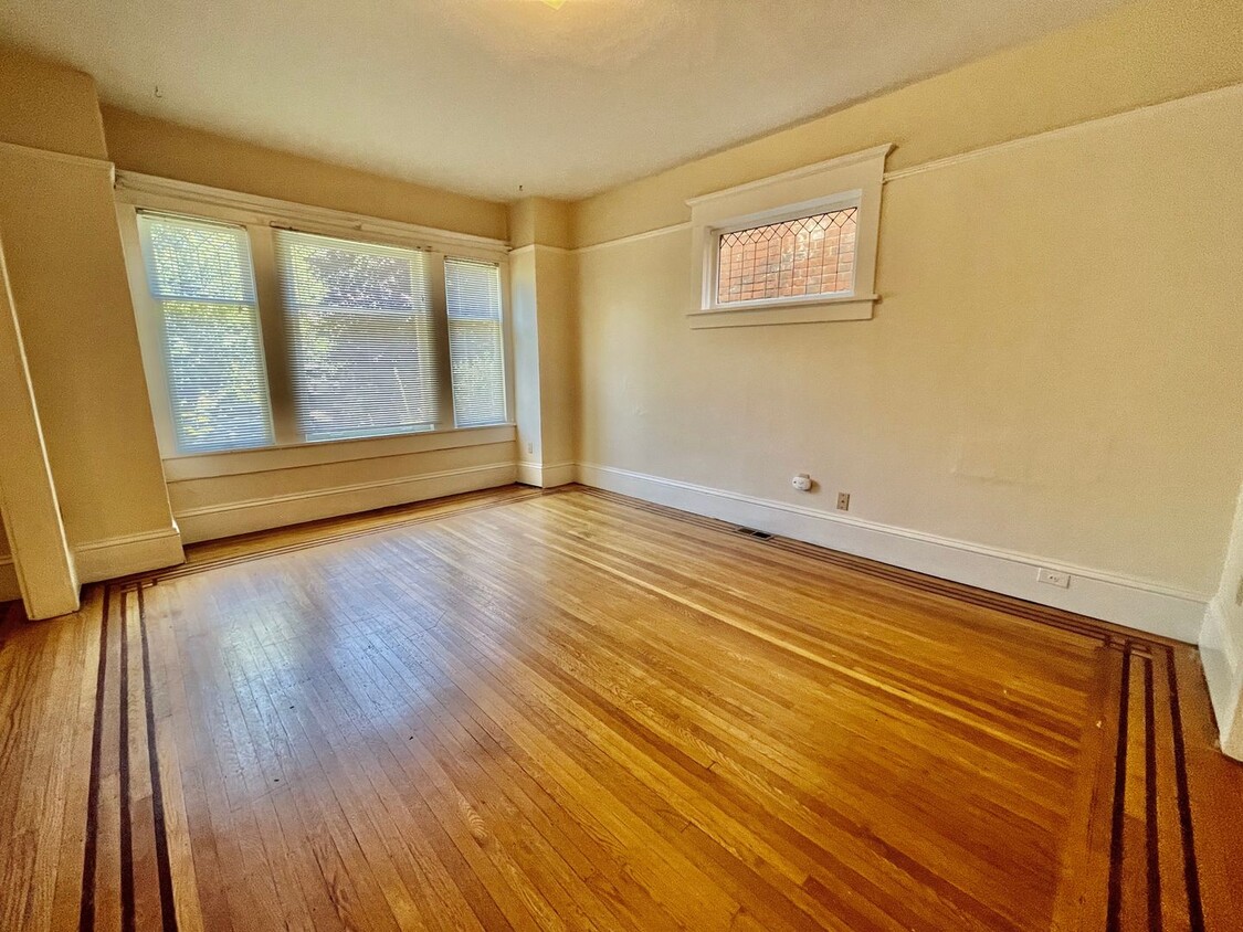 Primary Photo - Large Queen Anne 2 Bedroom - Excellent Loc...