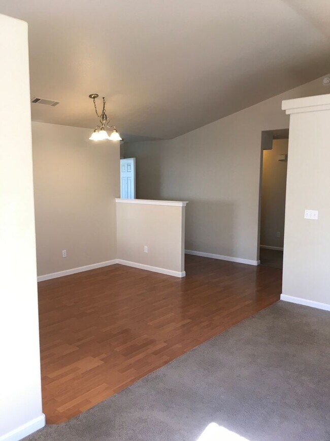 Foto del edificio - Large yard in Enterprise Area