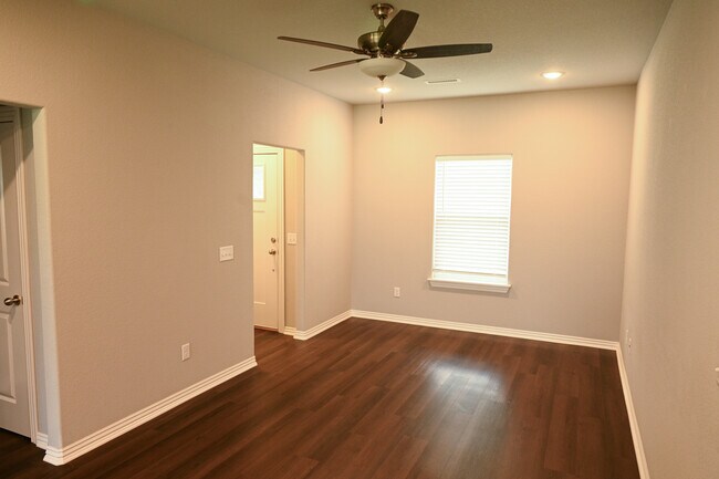 Foto del edificio - 211 Grove Ln