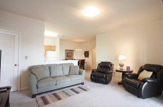 Building Photo - 2Bed/2Bath Available in August!