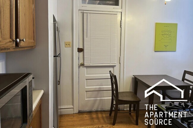 Photo - 1913 W Larchmont Ave Apartment