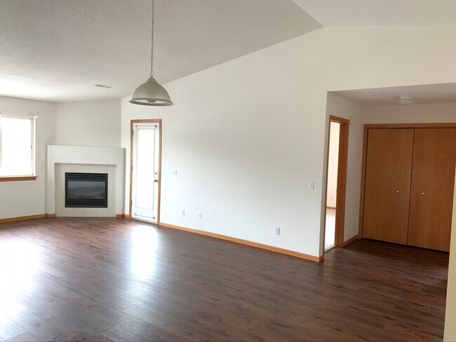 Sala familiar con techo abovedado - 3470 Parkwild Dr
