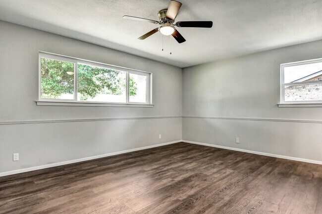Building Photo - 3018 Jennifer Ave
