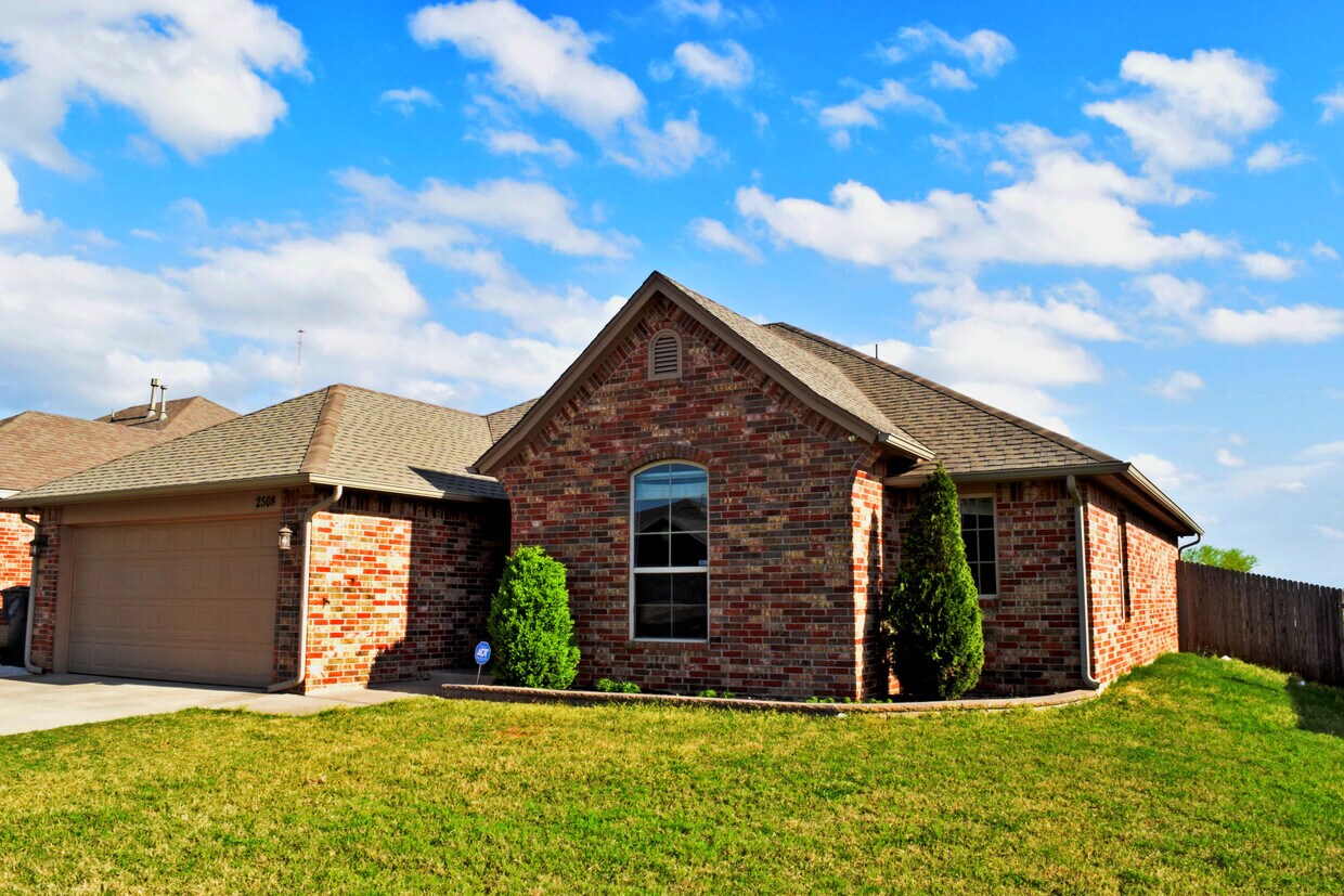 2508 SE 93rd St, Moore, OK 73160 House Rental in Moore, OK