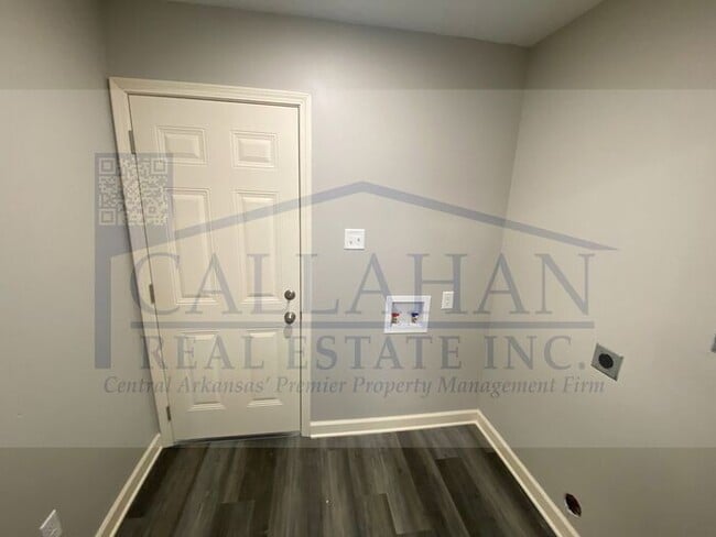 Building Photo - Updated NLR 2 Bedroom Unit
