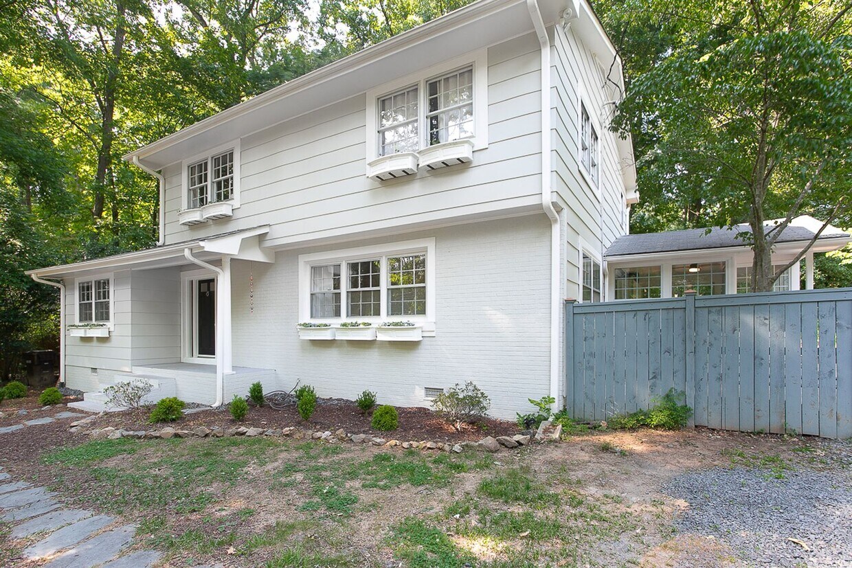 Primary Photo - Renovated 3 bed, 2.5 bath in Chapel Hill w...