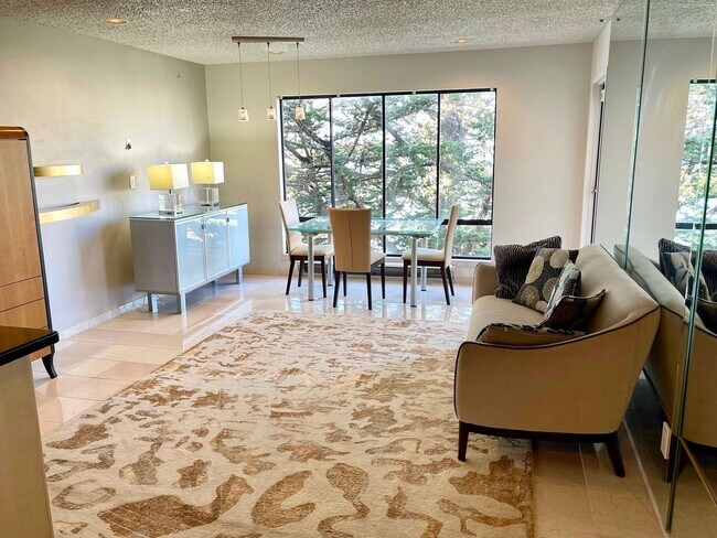 Foto del edificio - Designer Living in Waterfront Furnished Condo