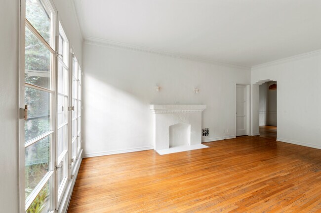 Livingroom - 2101 N Beachwood Dr