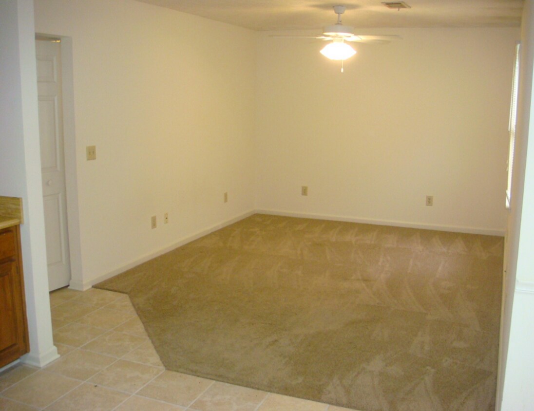 Building Photo - Duplex in Auburn!