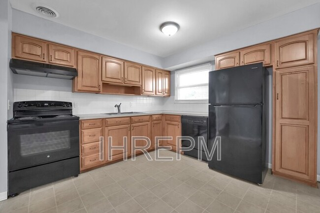 Foto del edificio - 6295 Faircrest Rd