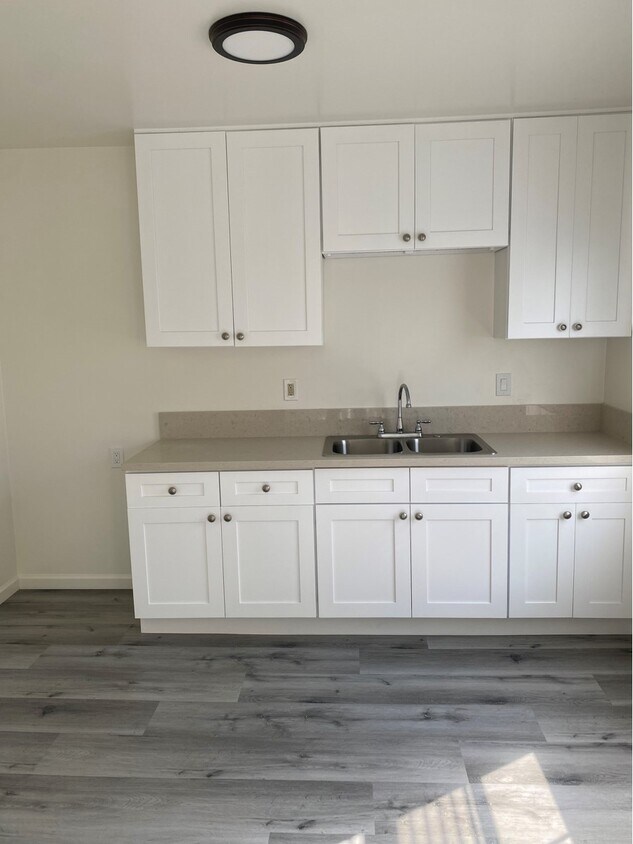 Kitchen - 409 E Harvard St