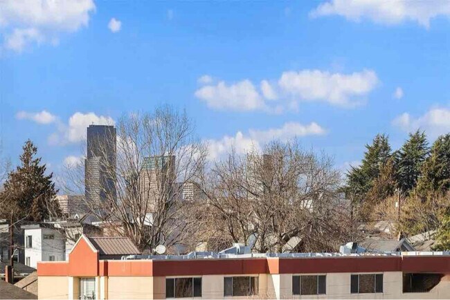 Building Photo - 913 28th Ave S