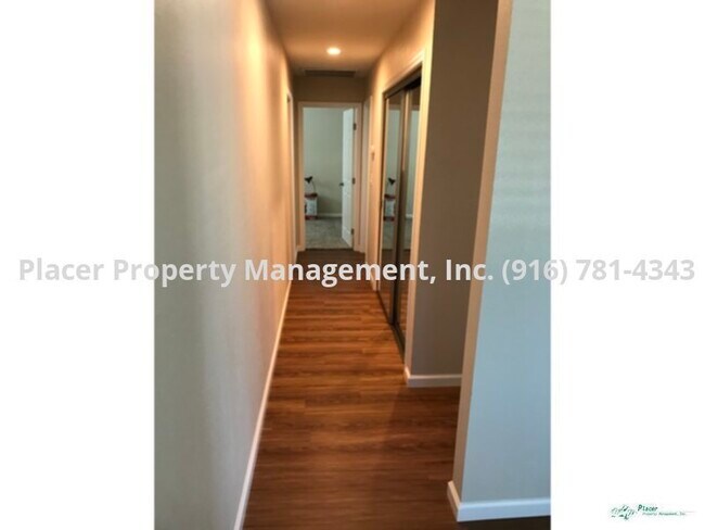 Foto del edificio - Very clean 3 bedroom 1 bath with 2 car garage