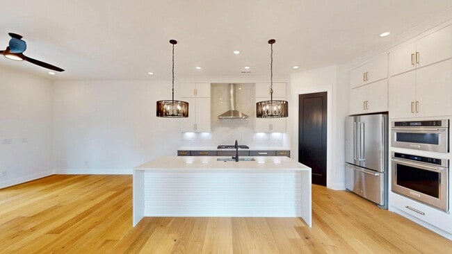 Building Photo - 313 E Peterson Dr