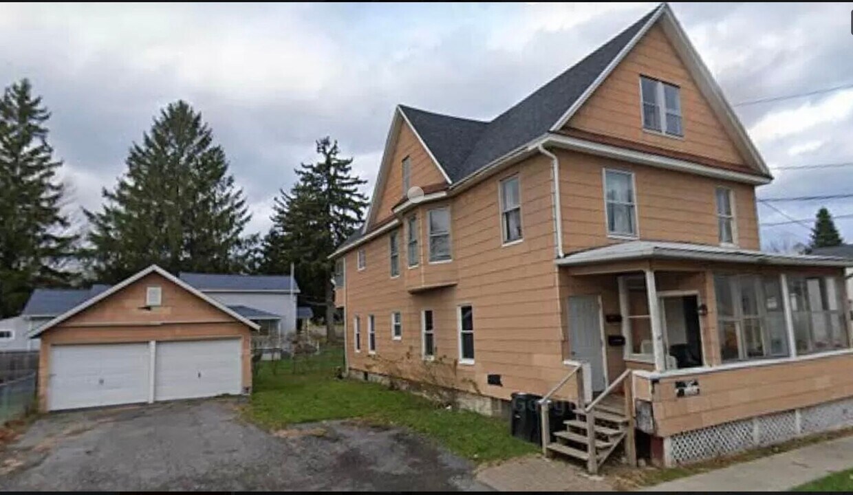 23 Walnut St Unit 1, Auburn, NY 13021 Room for Rent in Auburn, NY