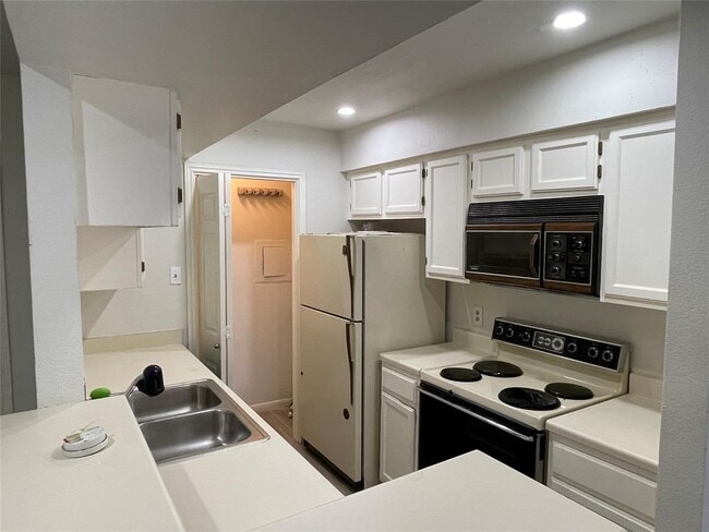 Building Photo - 14600 Fonmeadow Dr