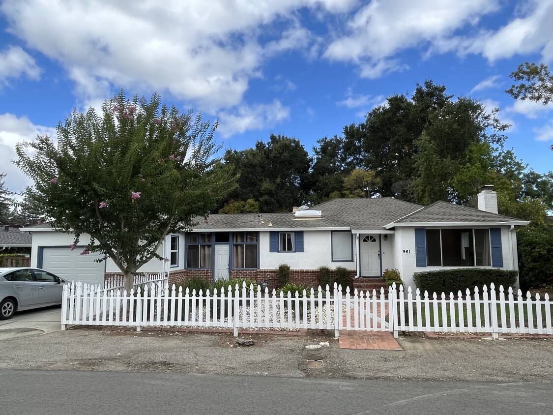 Primary Photo - 961 Aura Way