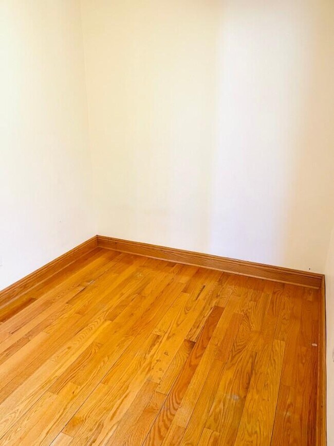 Building Photo - 3 bedroom in CHICAGO IL 60632