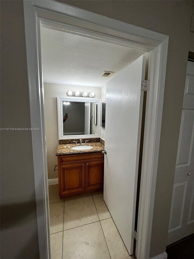 Building Photo - 1502 Lake Crystal Dr