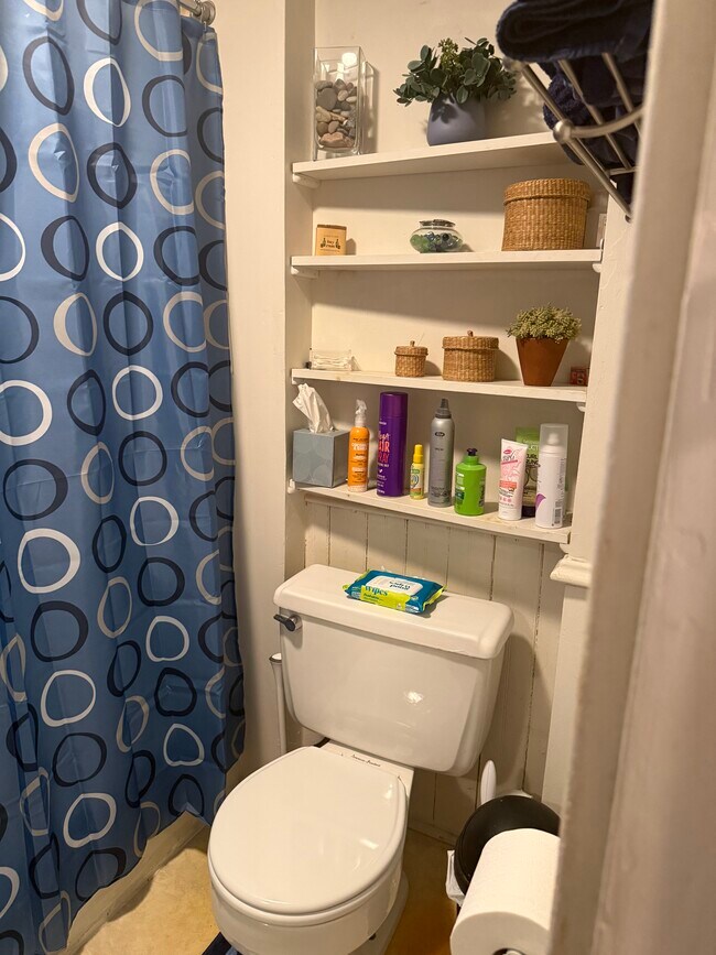 Building Photo - 51.5 Latham Ct