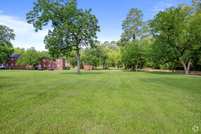 Brick Pointe Apartments - Greenspace - Brick Pointe