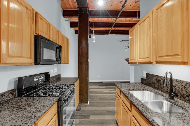 Building Photo - 1740 N Maplewood Ave