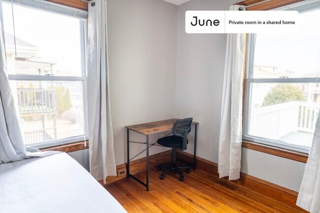 Building Photo - Private bedroom in 5 bed/2 bath Home