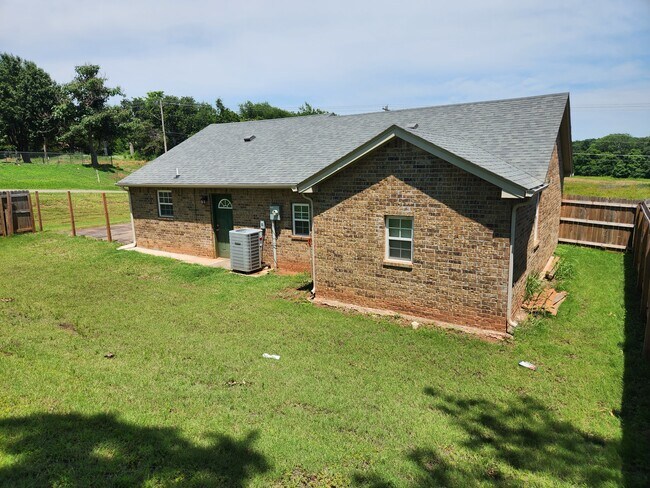 Building Photo - 1303 S Iowa Ave