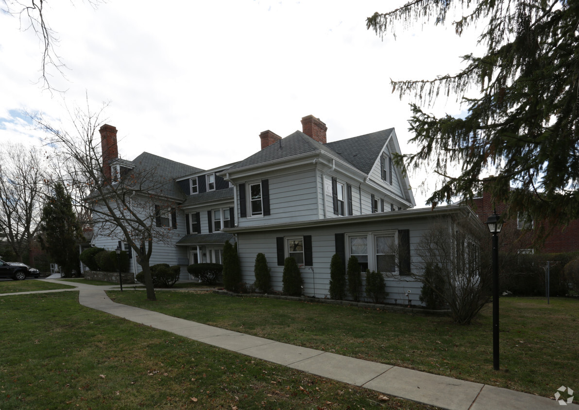 Building Photo - Manor House Apartments