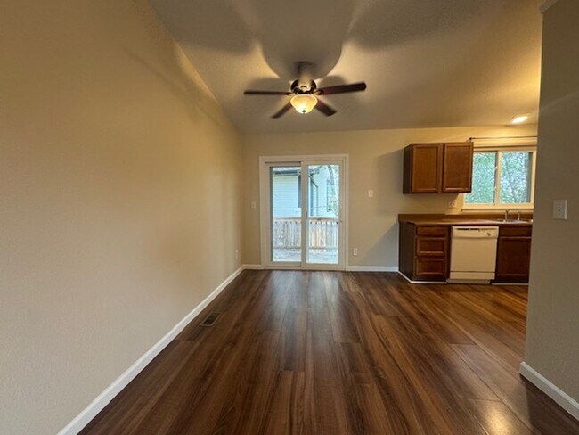 Foto del edificio - 4-Bedroom Home with 2-Car Garage close to ...
