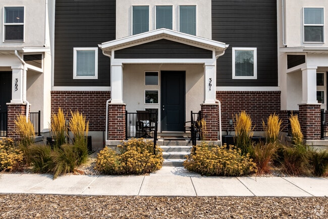 Entrada del edificio - Gentile Station Townhomes