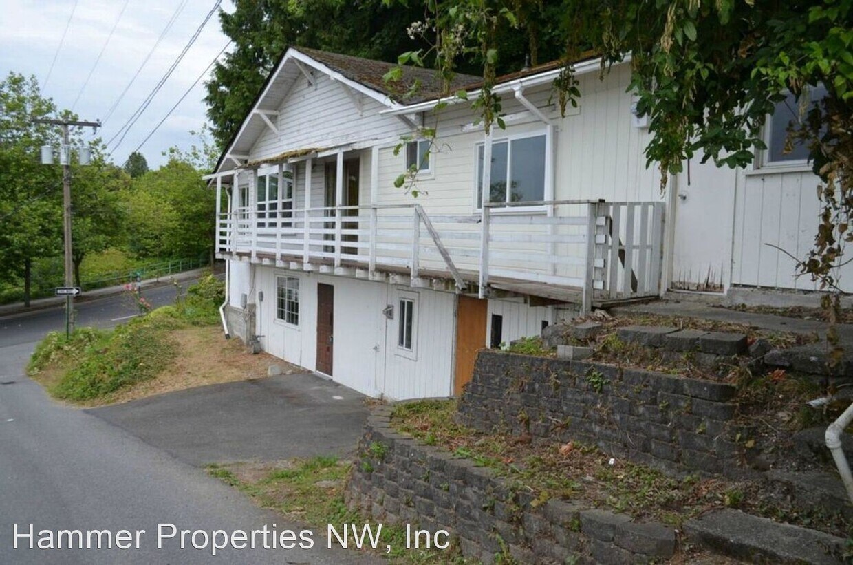 Primary Photo - 6 br, 3 bath House - 310 E Ivy Street