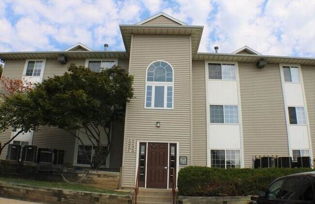 Building Photo - $910 | 2 Bedroom, 1 Bathroom Condo | Pet F...