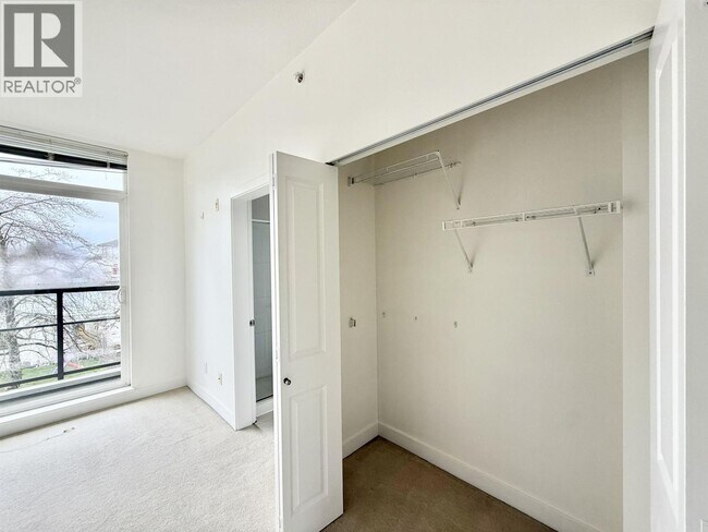 Photo du bâtiment - 5568 Kings Rd