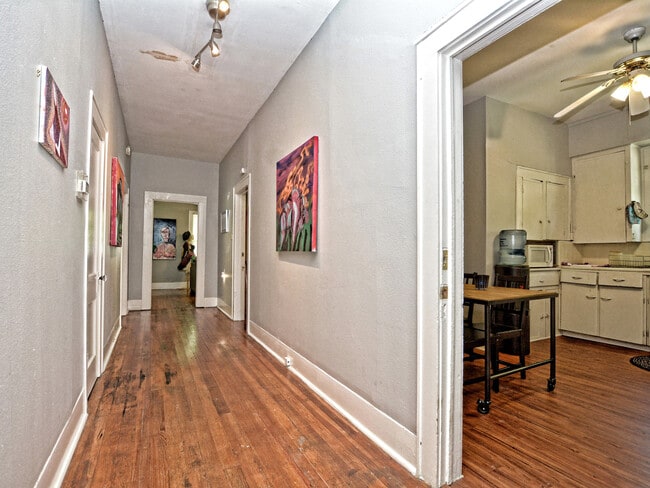 Building Photo - 406 W 30th St