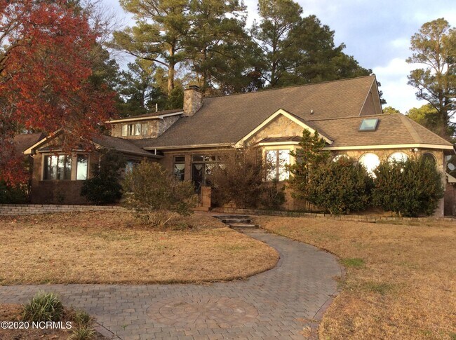 Building Photo - 250 Shoreline Dr